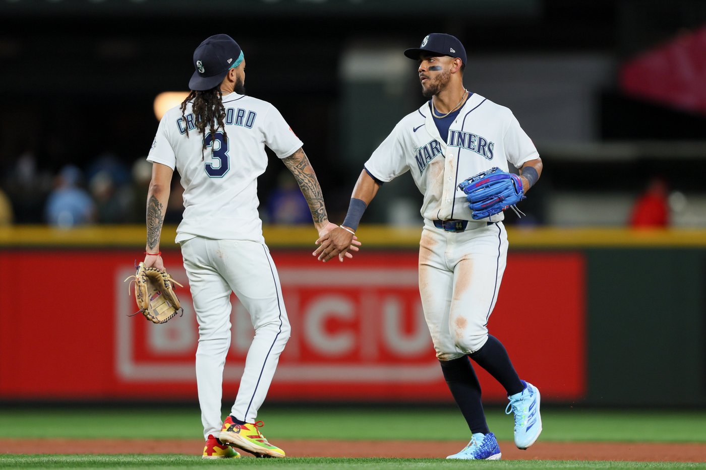 Mariners' Julio Rodríguez placed on 7-day injured list with concussion after being hit in helmet | iNFOnews.ca