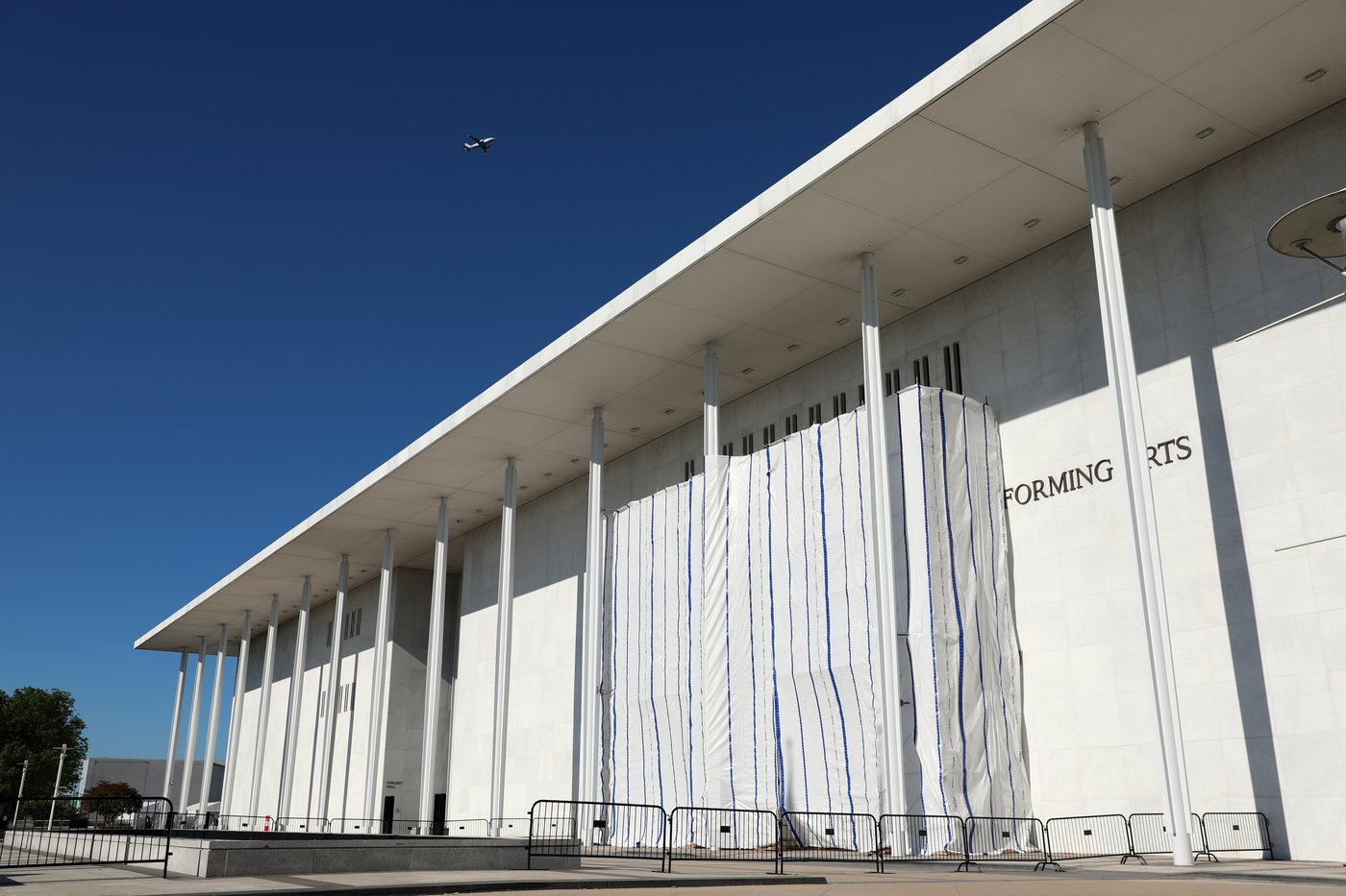 Trump's name is gone from the Kennedy Center's facade after court rulings | iNFOnews.ca