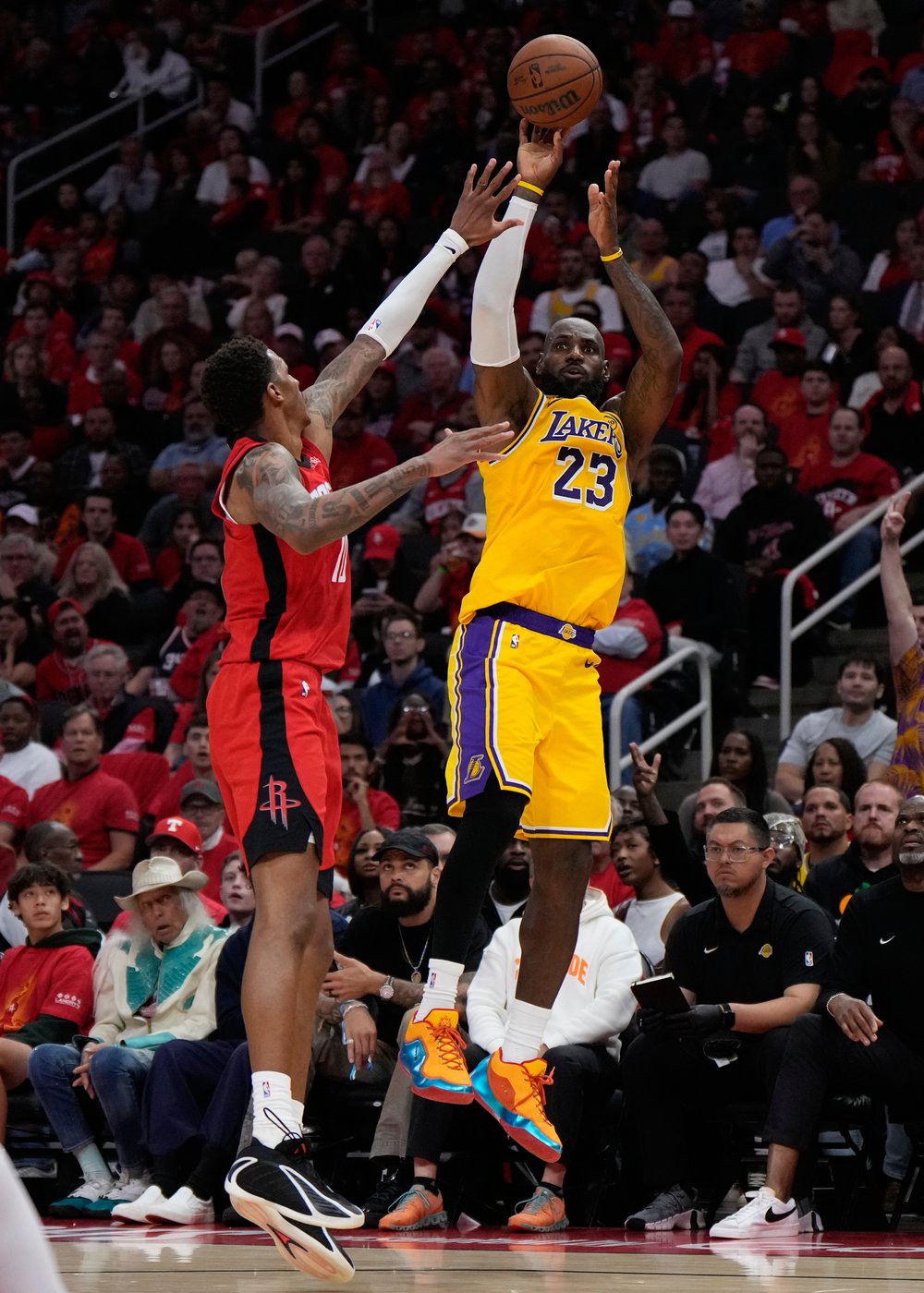 Lakers’ ruthless 27-3 surge buries Rockets 98-78 in Game 6, sets up Thunder series | iNFOnews.ca