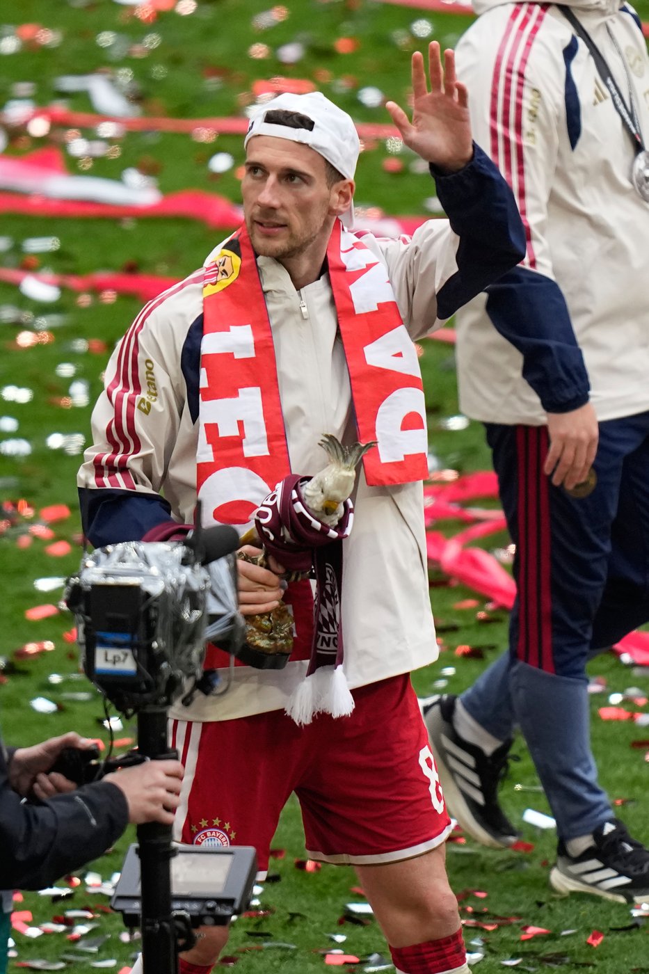 Bayern Munich finally receives Bundesliga trophy and celebrates | iNFOnews.ca