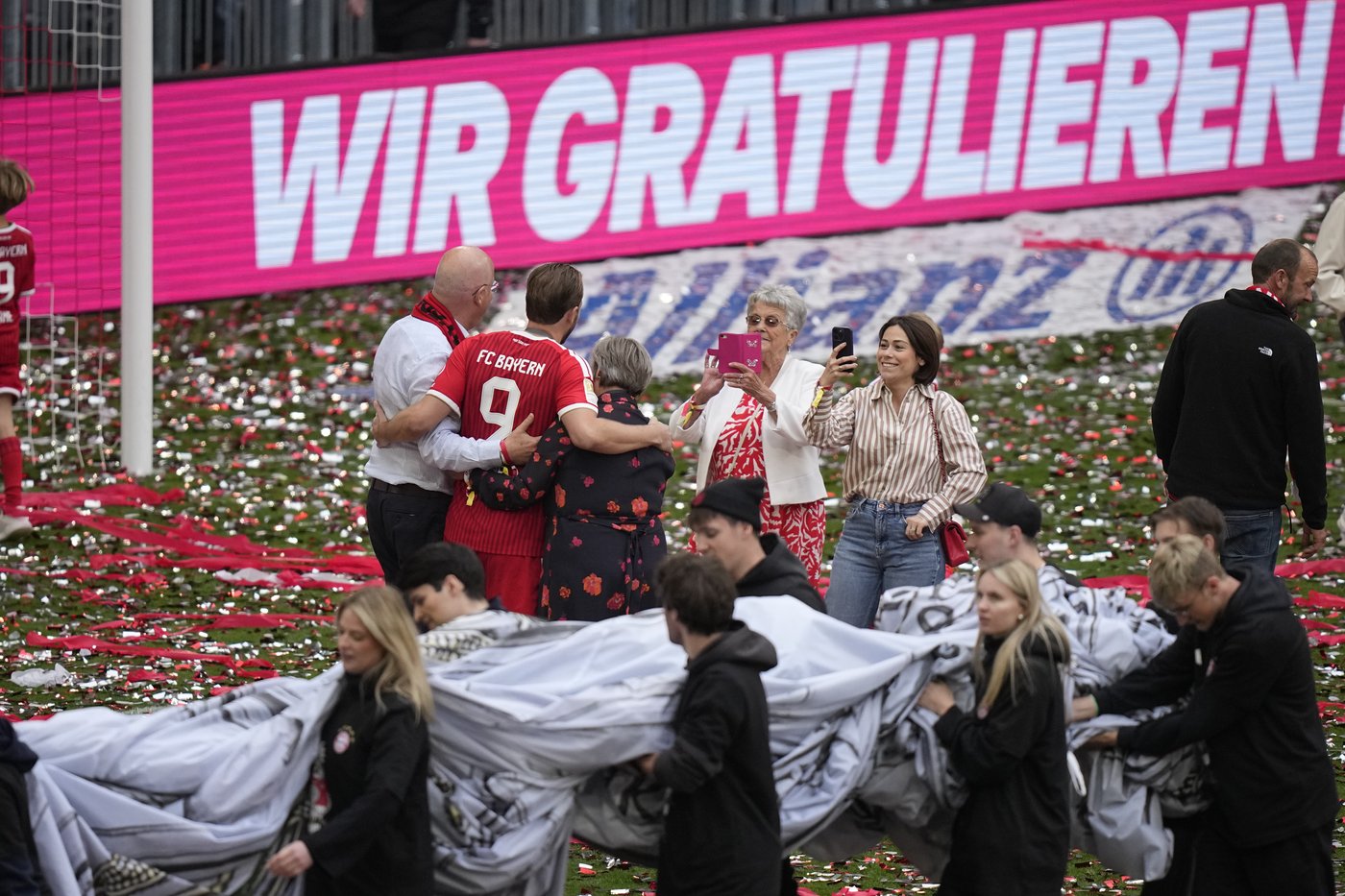 Bayern Munich finally receives Bundesliga trophy and celebrates | iNFOnews.ca