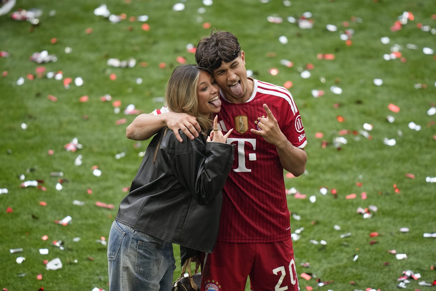 Bayern Munich finally receives Bundesliga trophy and celebrates | iNFOnews.ca