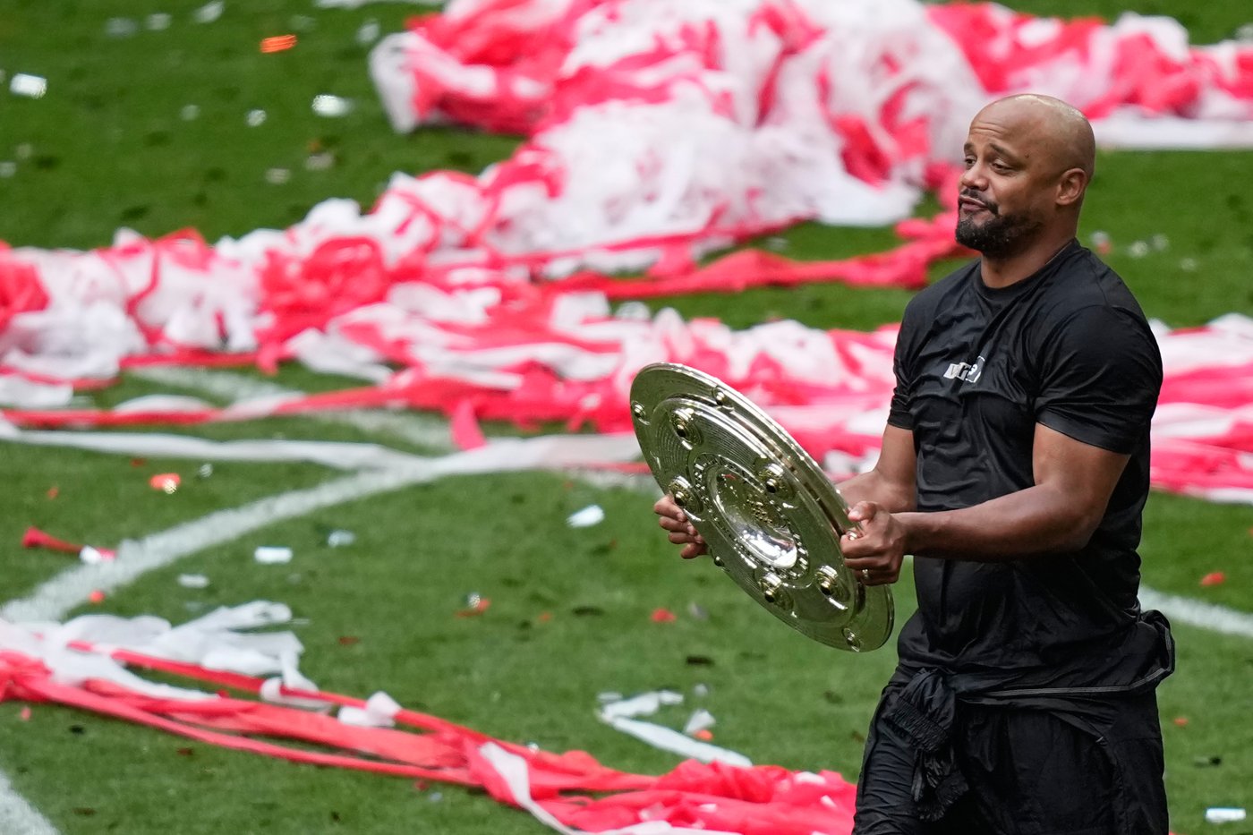 Bayern Munich finally receives Bundesliga trophy and celebrates | iNFOnews.ca