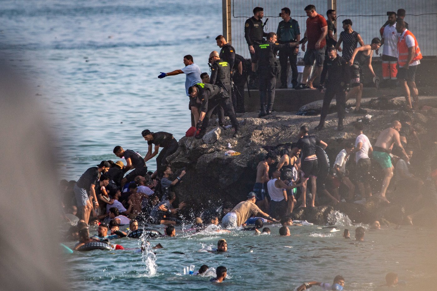 Migrants cross into Spain’s Ceuta territory from Morocco, in photos | iNFOnews.ca