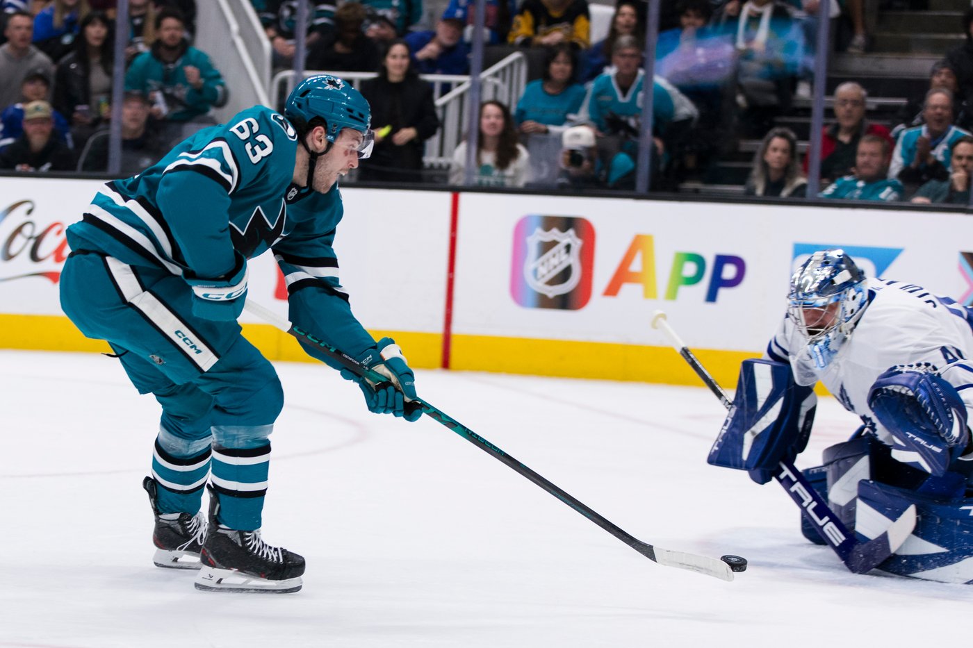 Sharks win 4th straight to improve playoff hopes, beating the Maple Leafs 4-1 | iNFOnews.ca