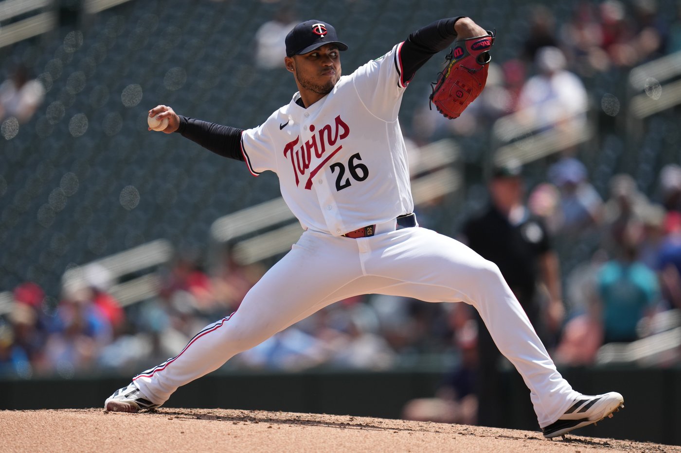 White Sox avoid a sweep by beating the Twins 8-0 behind Erick Fedde's first win in 10 months | iNFOnews.ca