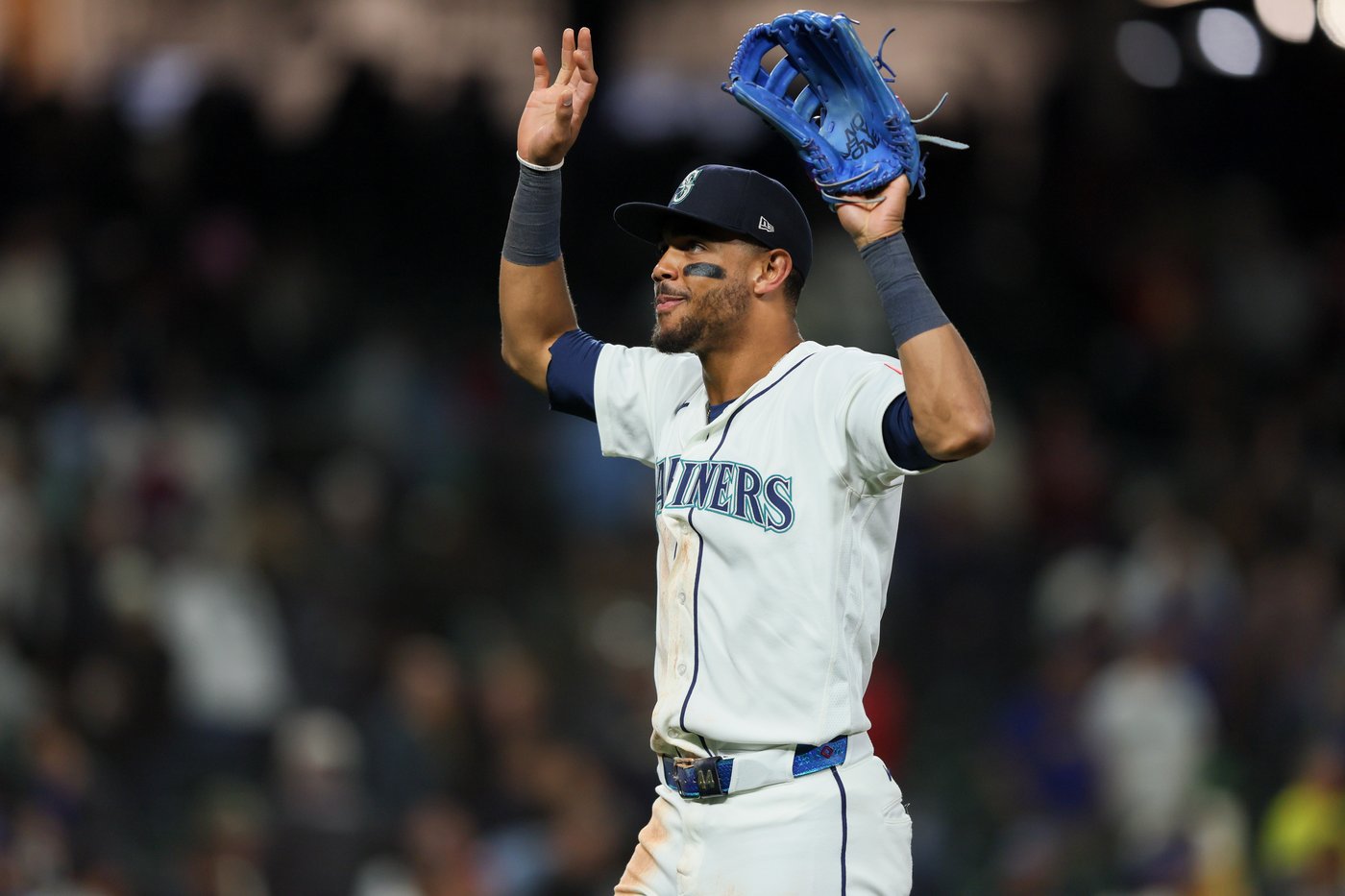 Mariners' Julio Rodríguez placed on 7-day injured list with concussion after being hit in helmet | iNFOnews.ca