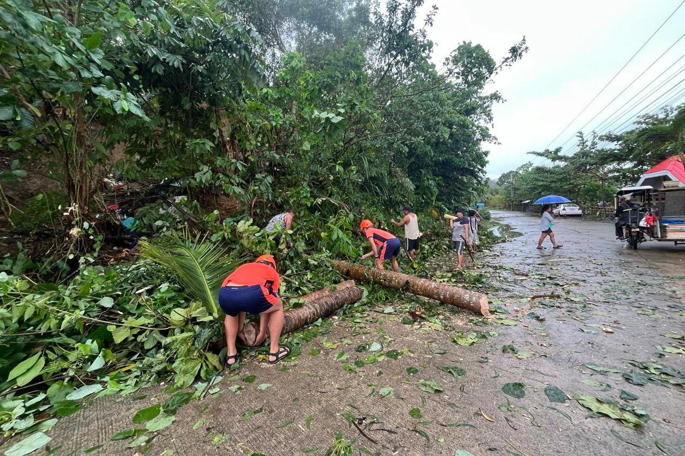 Tropical storm leaves 4 dead, thousands displaced in Philippines after flooding and a landslide | iNFOnews.ca