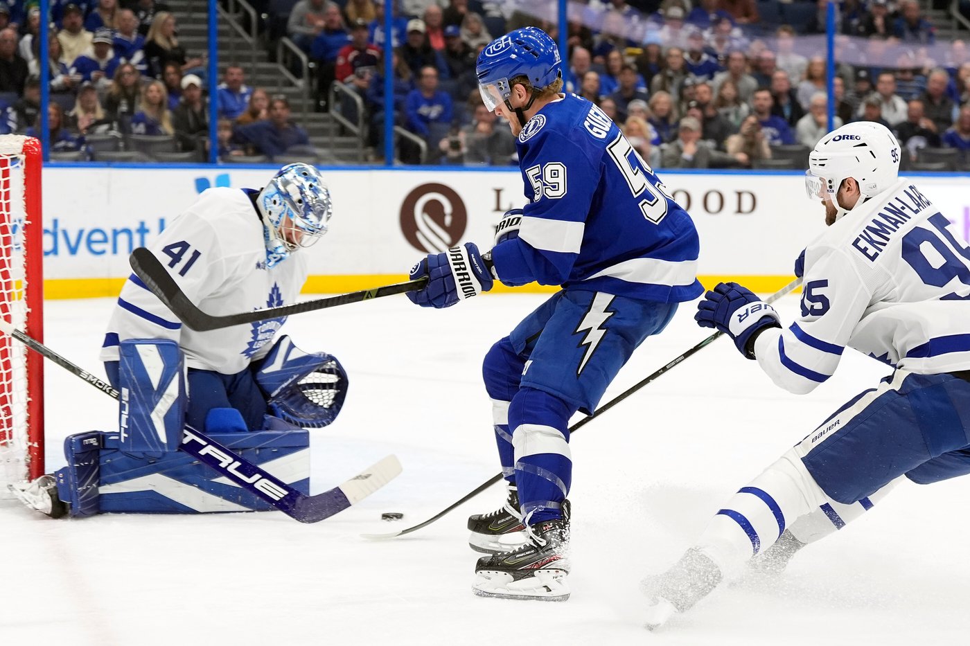 Kucherov hits 30 goals again as Lightning roll past Maple Leafs 4-2 for 6th straight win | iNFOnews.ca