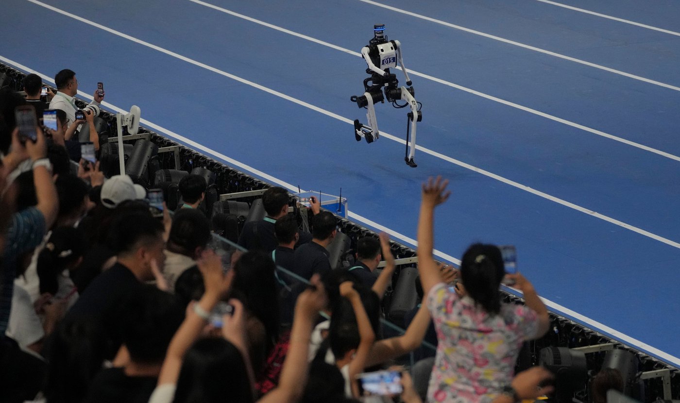 Humanoid robots sprint, play soccer and set records at Beijing games, in photos | iNFOnews.ca