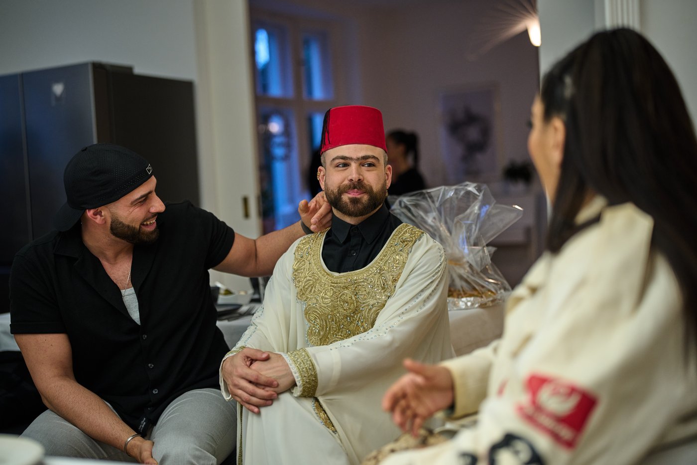Gay Muslim influencer hosts Ramadan dinner promoting acceptance, in photos | iNFOnews.ca