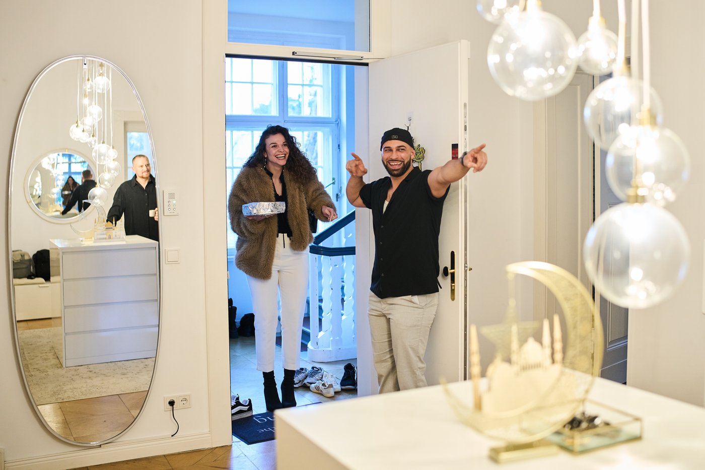 Gay Muslim influencer hosts Ramadan dinner promoting acceptance, in photos | iNFOnews.ca