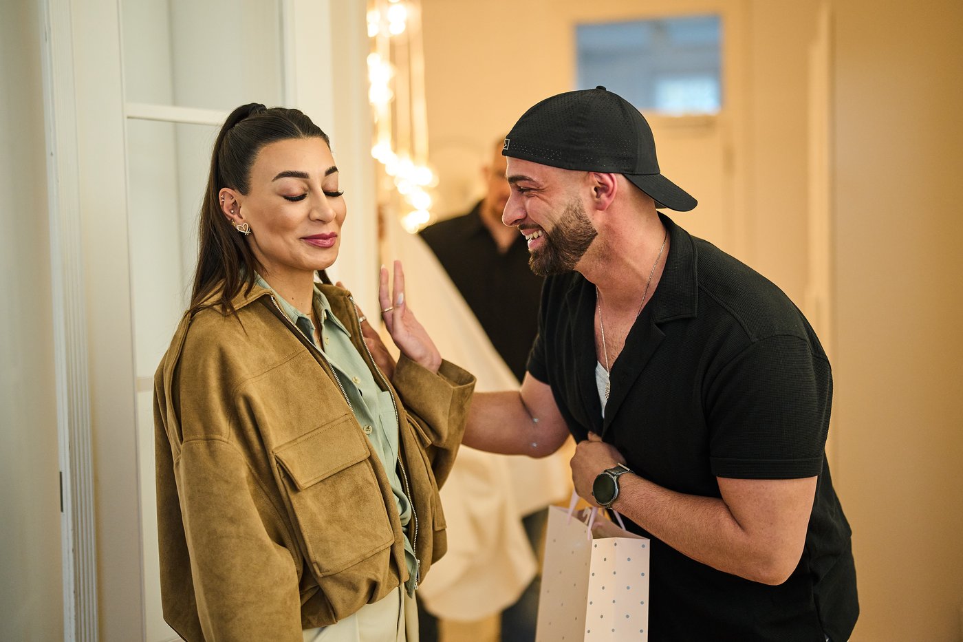 Gay Muslim influencer hosts Ramadan dinner promoting acceptance, in photos | iNFOnews.ca