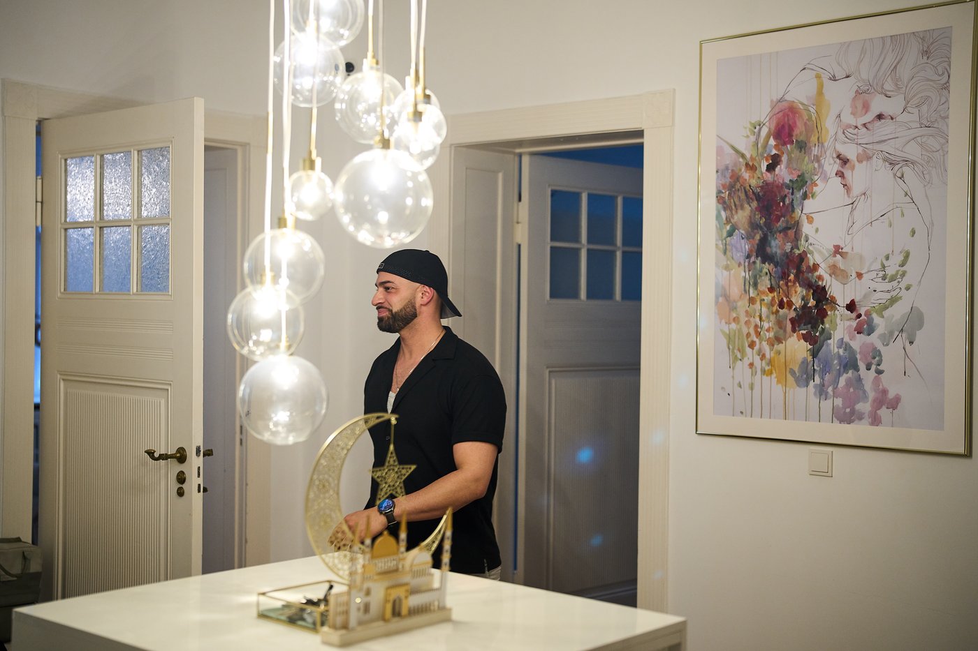 Gay Muslim influencer hosts Ramadan dinner promoting acceptance, in photos | iNFOnews.ca