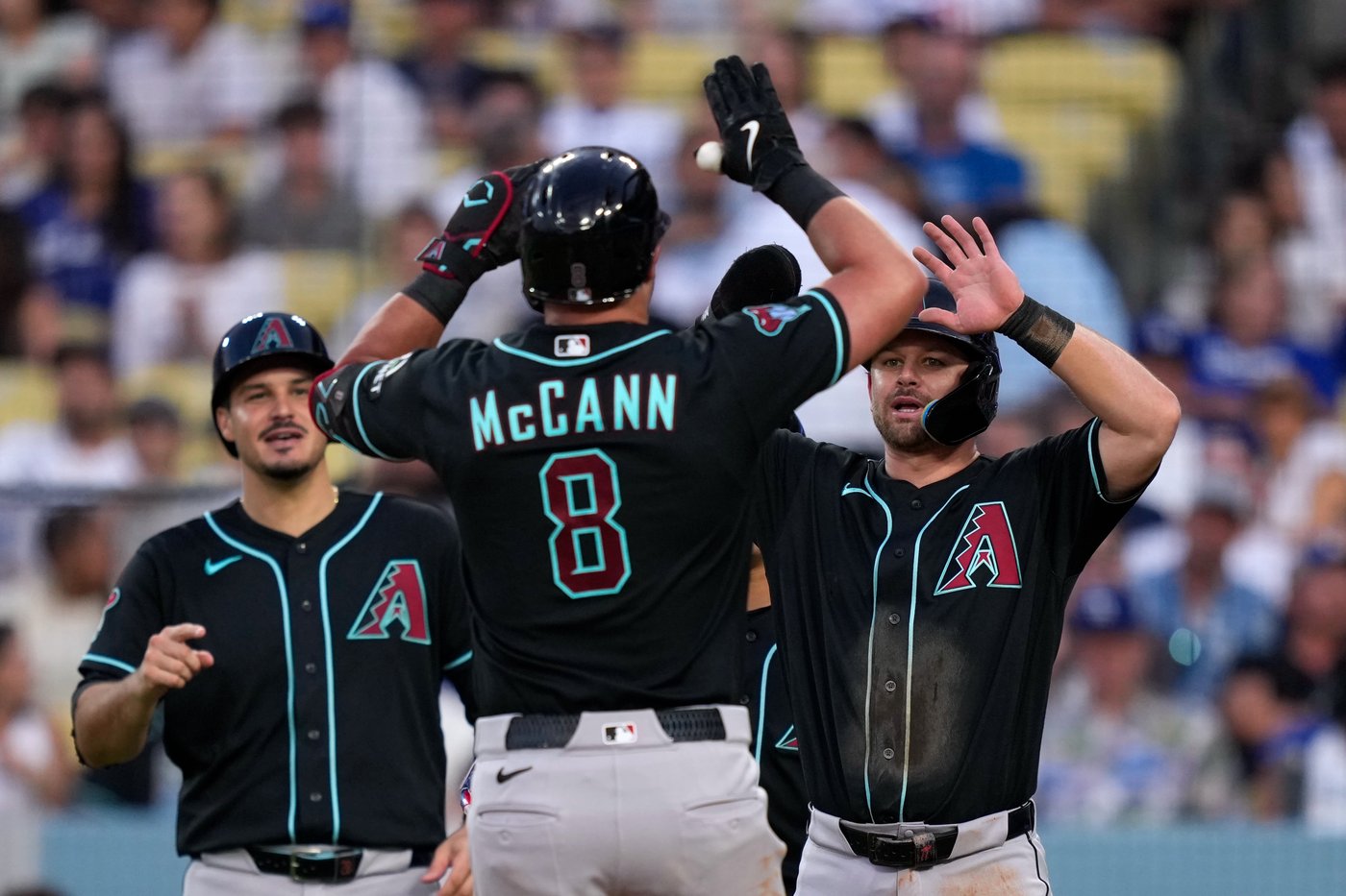 James McCann hits two home runs as Diamondbacks thump Dodgers 9-2 | iNFOnews.ca