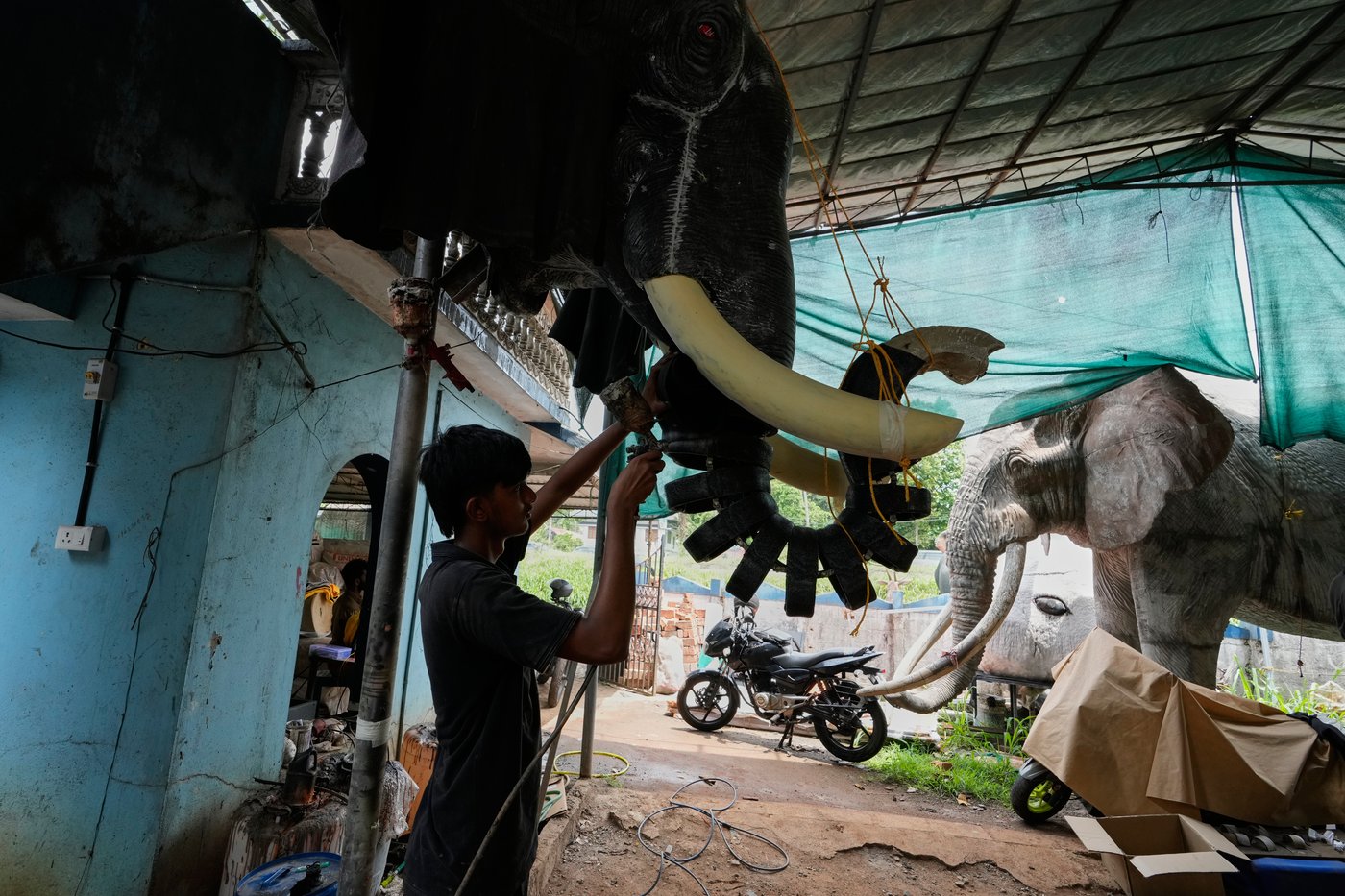 Robotic elephants are replacing live ones at Kerala temple festivals, in photos | iNFOnews.ca