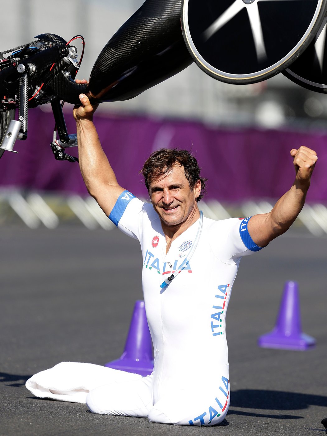 Alex Zanardi, auto racing champ who won Paralympic golds between life-altering accidents, dies at 59 | iNFOnews.ca