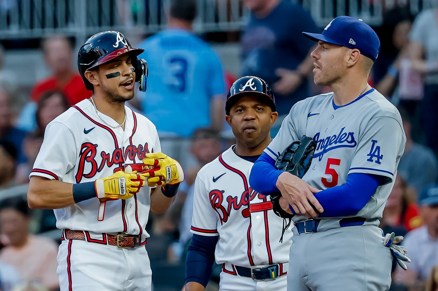 Albies drives in winning run in the 8th, Braves win 4-3 to snap Dodgers' 6-game winning streak | iNFOnews.ca