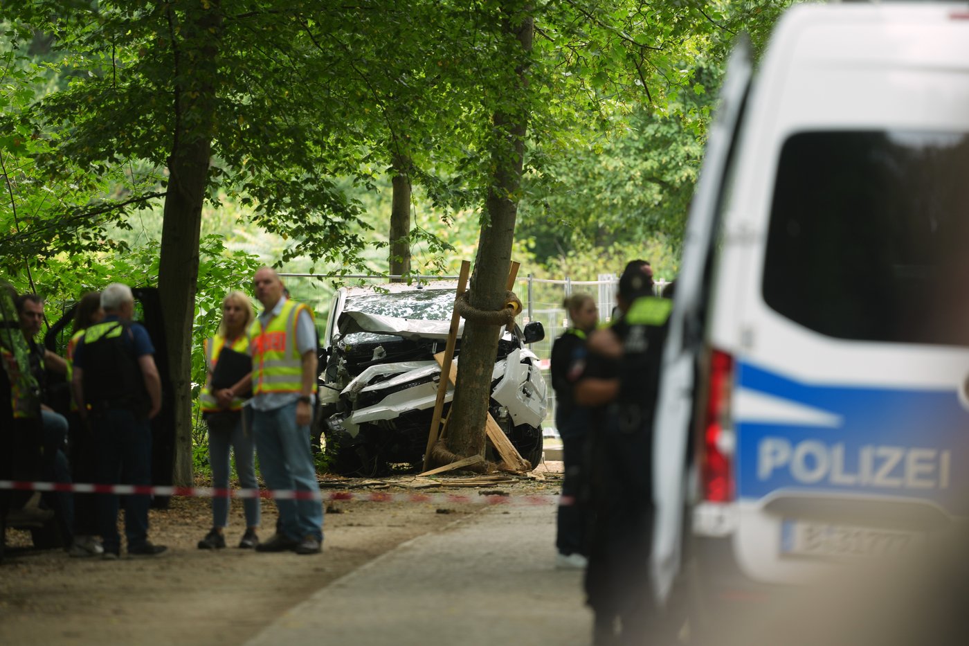 German police hunt suspect in Berlin Pride van-ramming attack that left 1 dead and 16 injured | iNFOnews.ca