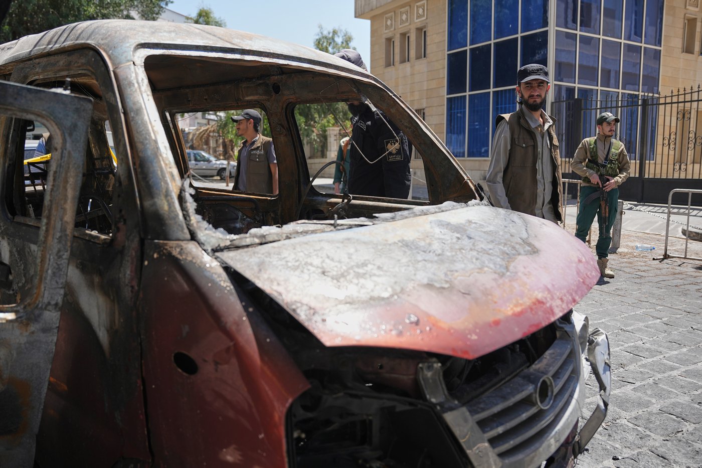 Syria says it arrested IS-linked suspects behind the Damascus bombings during Macron's visit | iNFOnews.ca