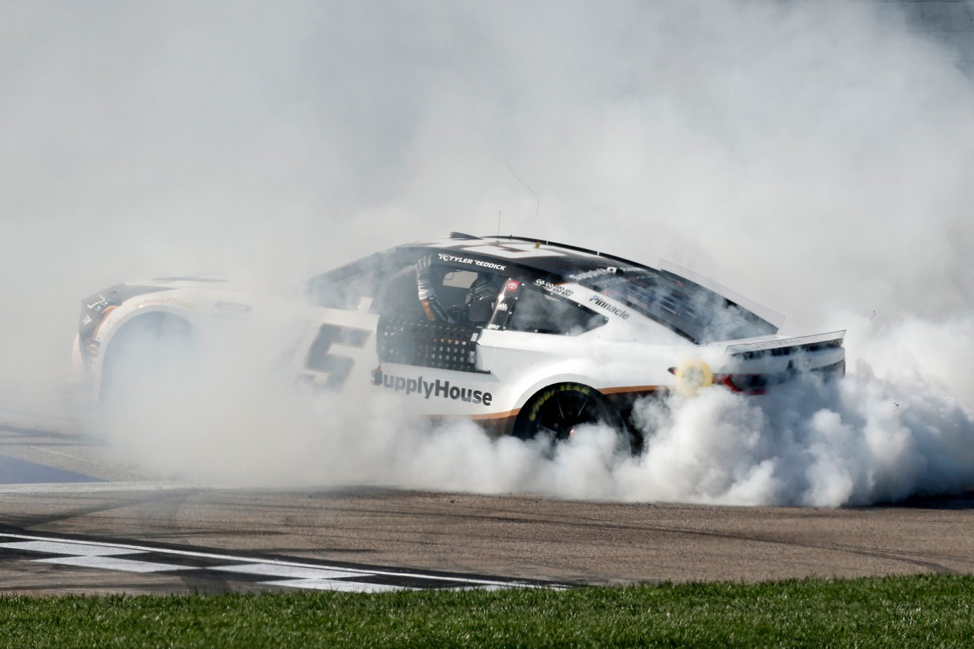 Tyler Reddick's last-lap move, his fifth win, and a pace not seen since Dale Earnhardt in 1987 | iNFOnews.ca