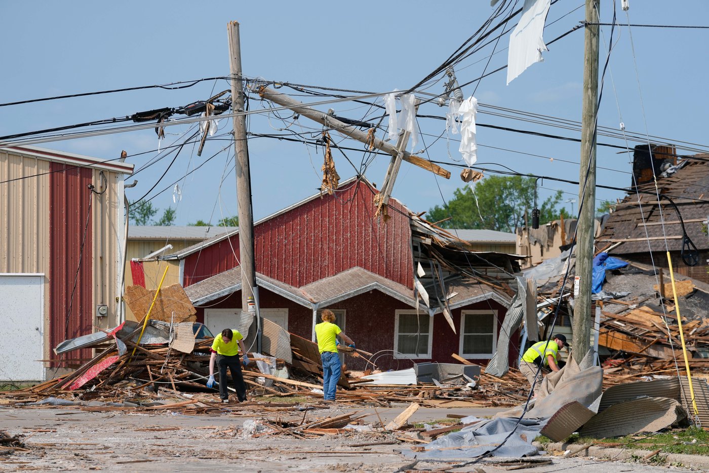 Twisted trees, crushed cars and shattered homes in Wisconsin, in photos | iNwheels