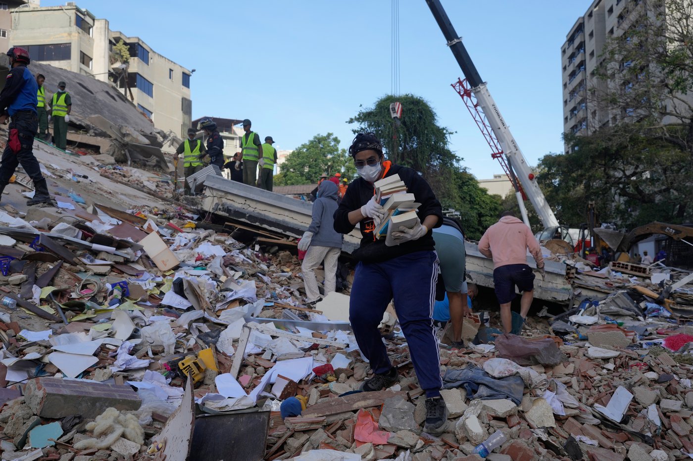 Venezuelans hope online posts will bring news of missing after devastating earthquakes | iNFOnews.ca