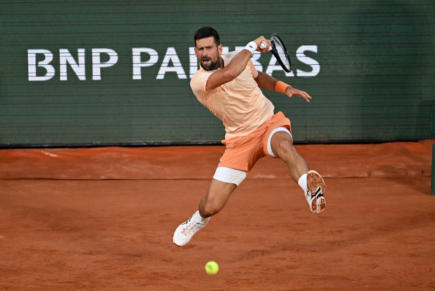 Novak Djokovic overcomes a slow start and hostile crowd in 1st-round win at French Open | iNFOnews.ca Novak Djokovic overcomes a slow start and hostile crowd in 1st-round win at French Open | iNFOnews.ca