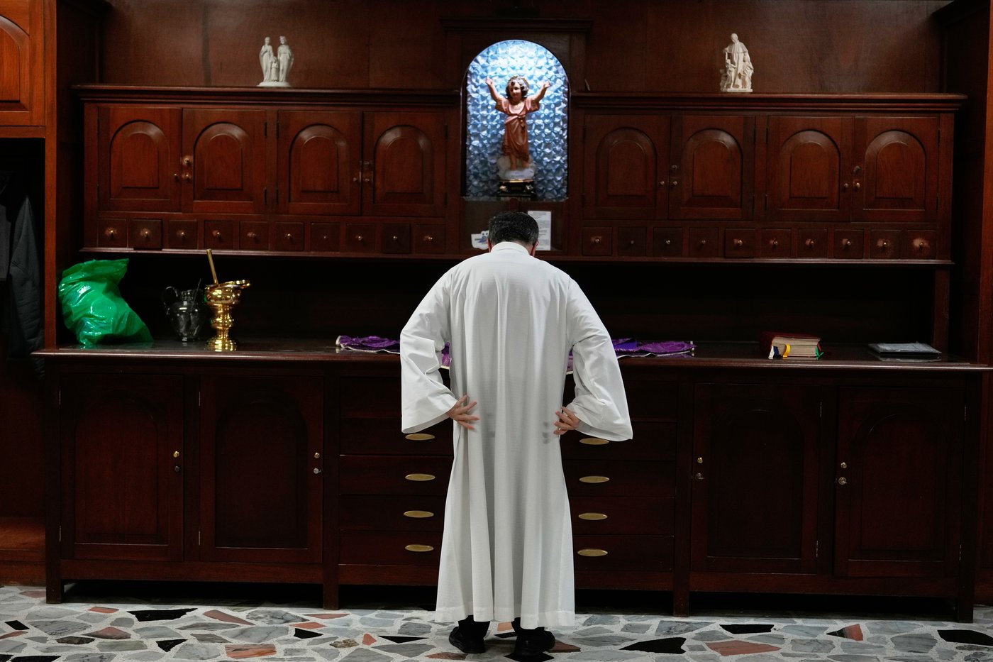 Christians mark Ash Wednesday, beginning the Lenten Season in photos | iNFOnews.ca