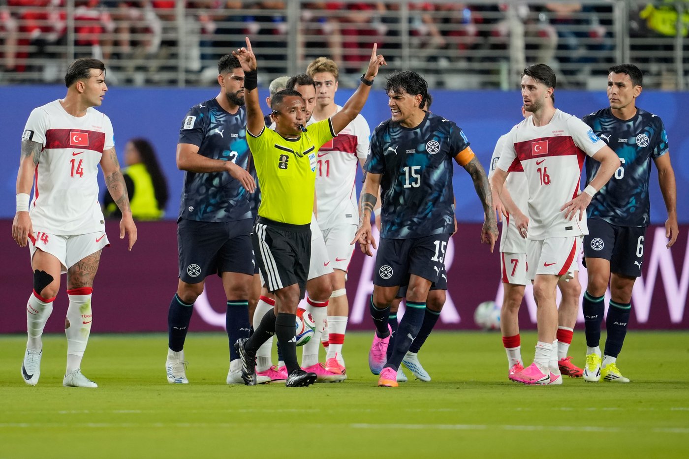 Paraguay beats Turkey 1-0 at the World Cup despite being down a man to clinch Group D for US | iNFOnews.ca