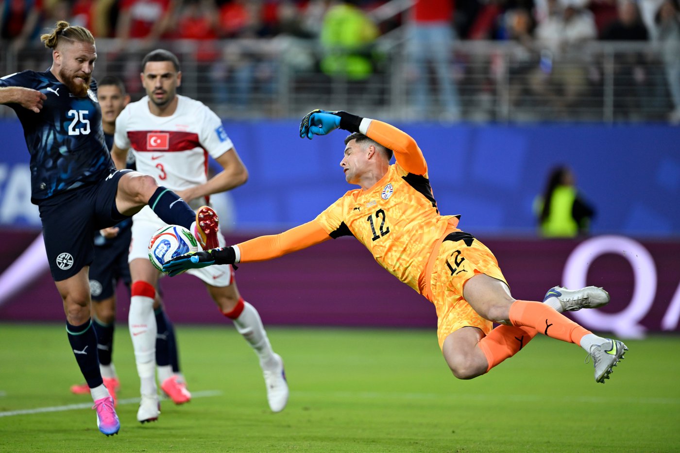 Paraguay beats Turkey 1-0 at the World Cup despite being down a man to clinch Group D for US | iNFOnews.ca