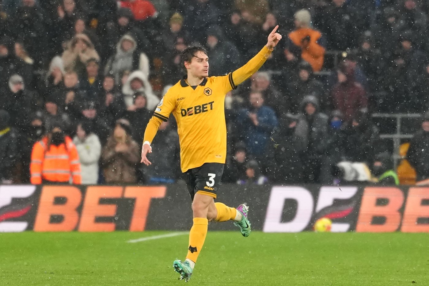Arsenal blows two-goal lead at Wolves to boost Man City's Premier League title chances | iNFOnews.ca