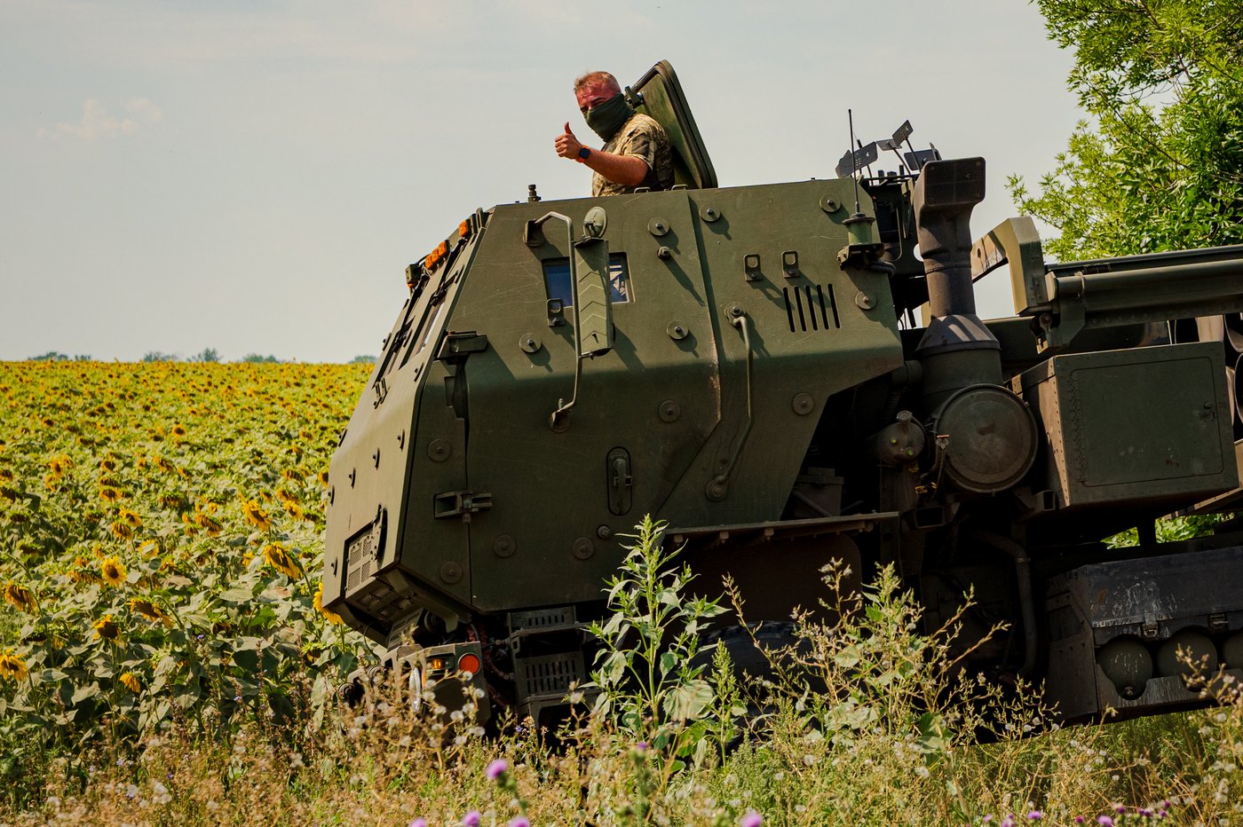 Ukrainian HIMARS crew fires and moves on as it tries to avoid detection, in photos | iNFOnews.ca