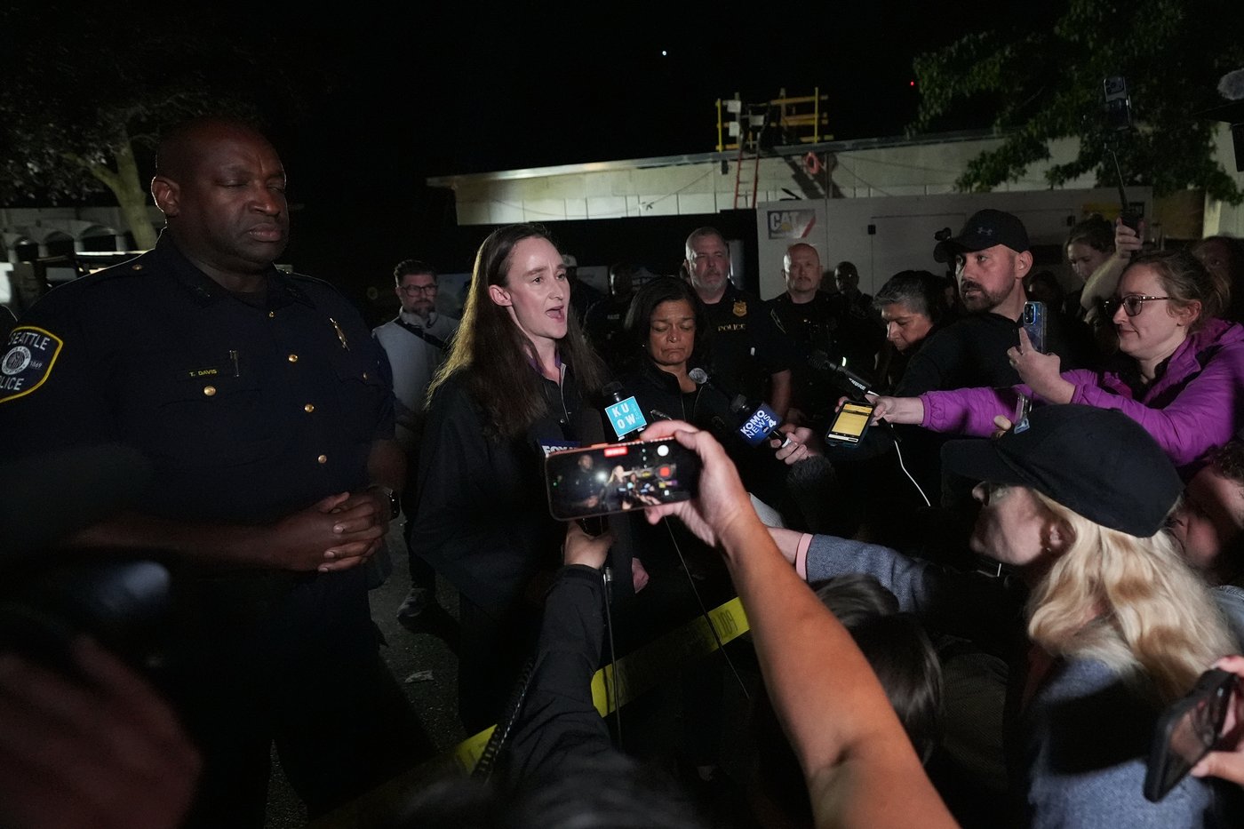 Police arrest 1 person and search for another after Seattle festival shooting that killed 3 | iNFOnews.ca Police arrest 1 person and search for another after Seattle festival shooting that killed 3 | iNFOnews.ca