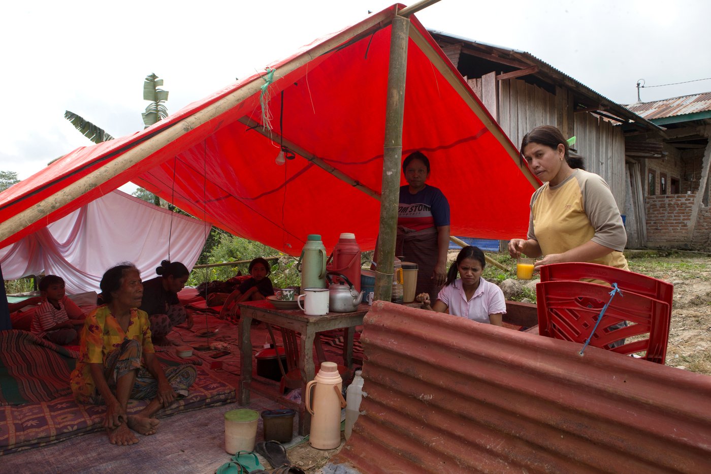 People await aid after powerful earthquake in Indonesia, in photos | iNFOnews.ca
