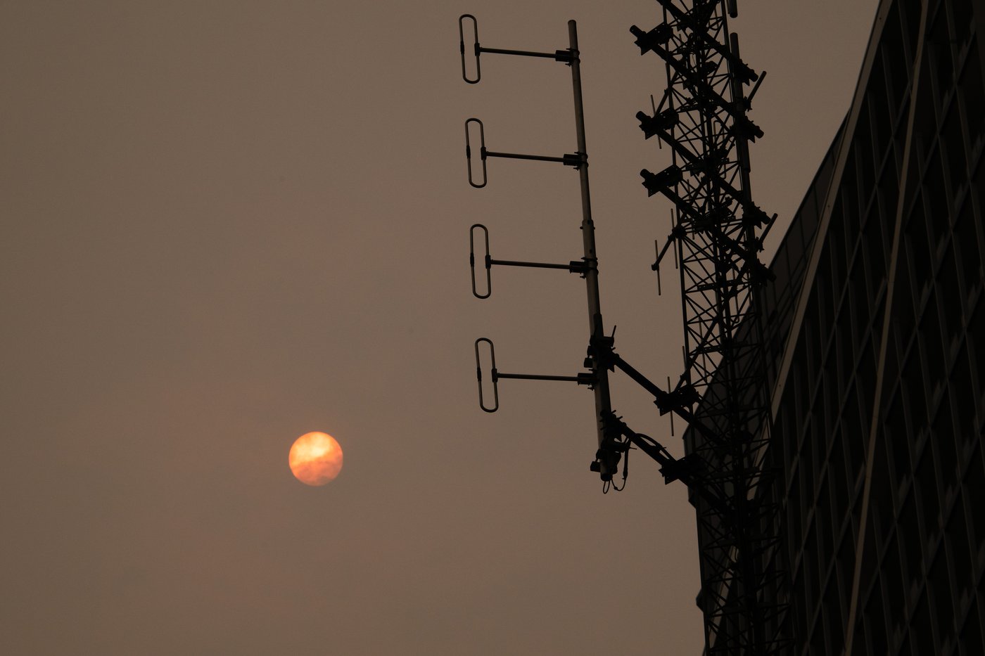 'Apocalypse now?' Wildfire smoke turns Toronto sky orange, prompts air quality alerts | iNFOnews.ca 'Apocalypse now?' Wildfire smoke turns Toronto sky orange, prompts air quality alerts | iNFOnews.ca
