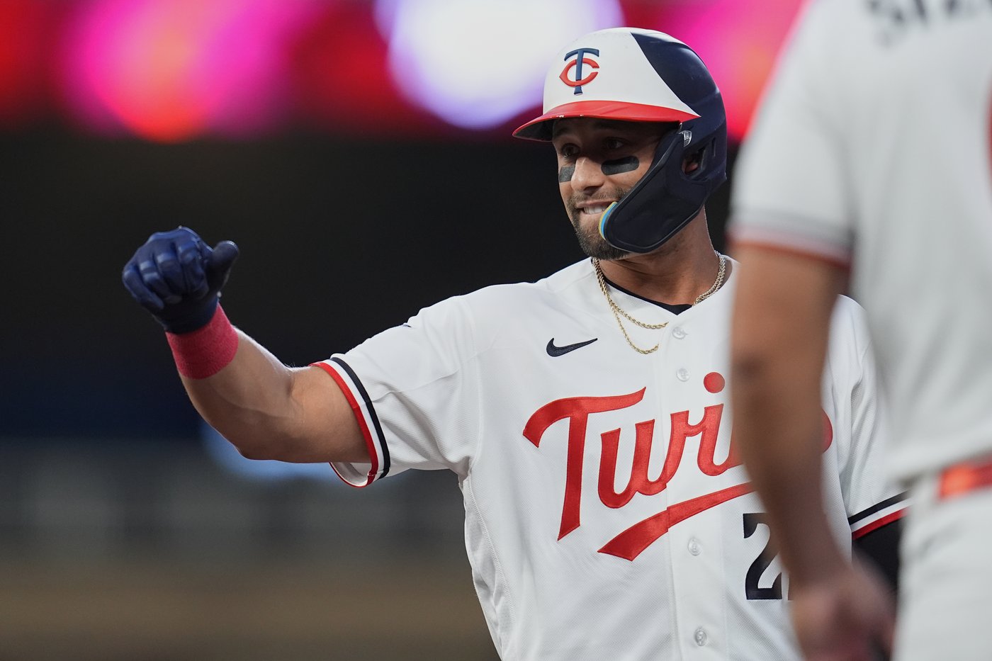 Josh Bell has early 2-run double and Twins bullpen makes lead hold up for 4-2 win over Braves | iNFOnews.ca