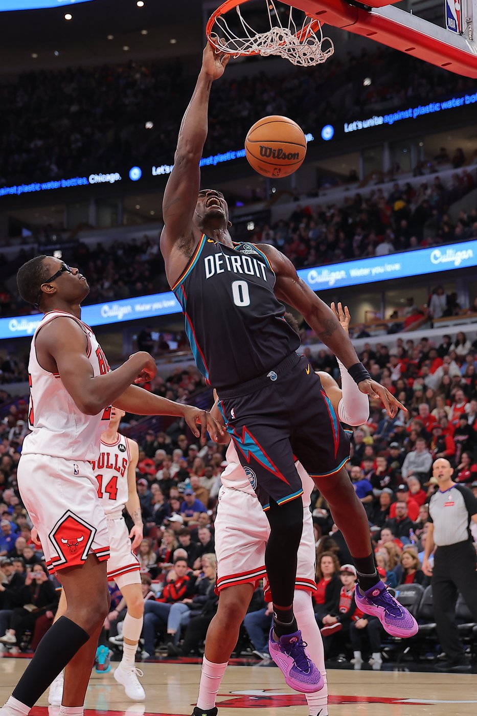 Duren with 26 points, 13 rebounds in return, Pistons top Bulls 126-110 for 5th straight win | iNFOnews.ca