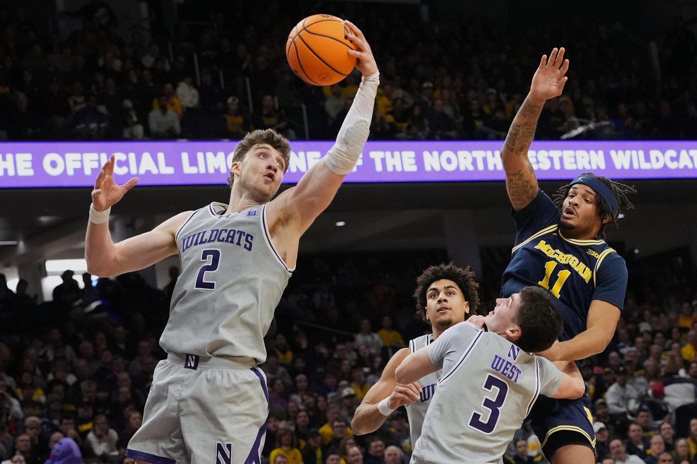 Cason leads second-half rally as No. 2 Michigan knocks off Northwestern, 87-75 | iNFOnews.ca