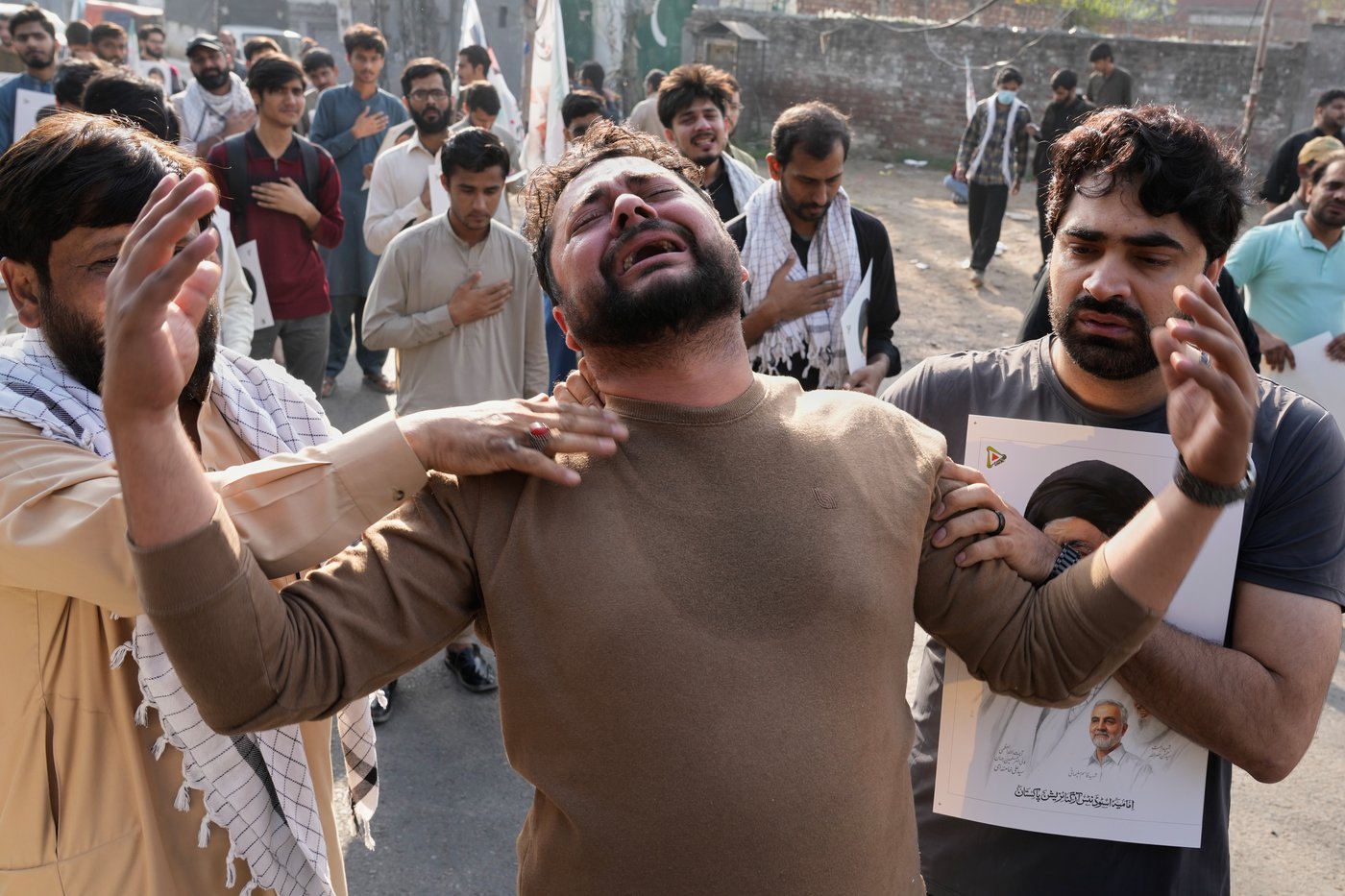 At least 22 people killed in Pakistan as protesters try to storm US Consulate | iNFOnews.ca At least 22 people killed in Pakistan as protesters try to storm US Consulate | iNFOnews.ca