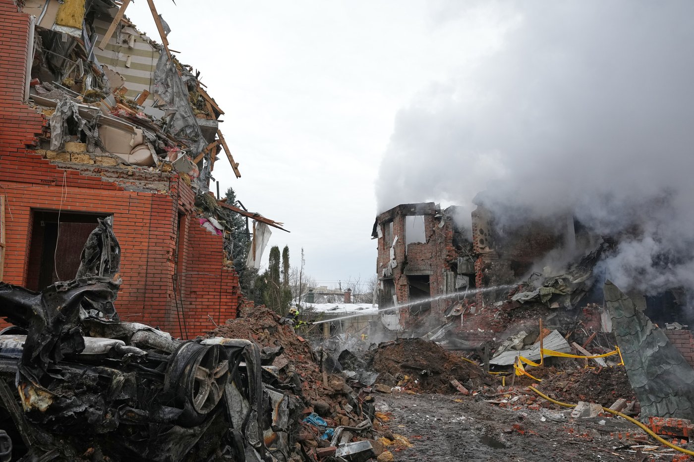 Russian missile and drone barrage hits Kyiv suburbs, killing 1 | iNFOnews.ca