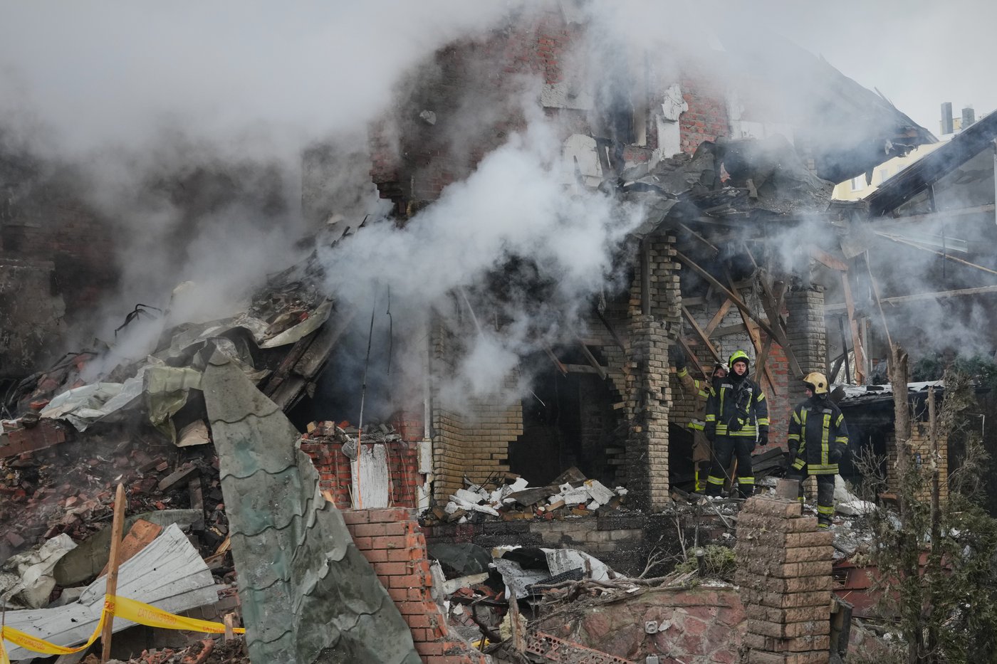 Russian missile and drone barrage hits Kyiv suburbs, killing 1 | iNFOnews.ca