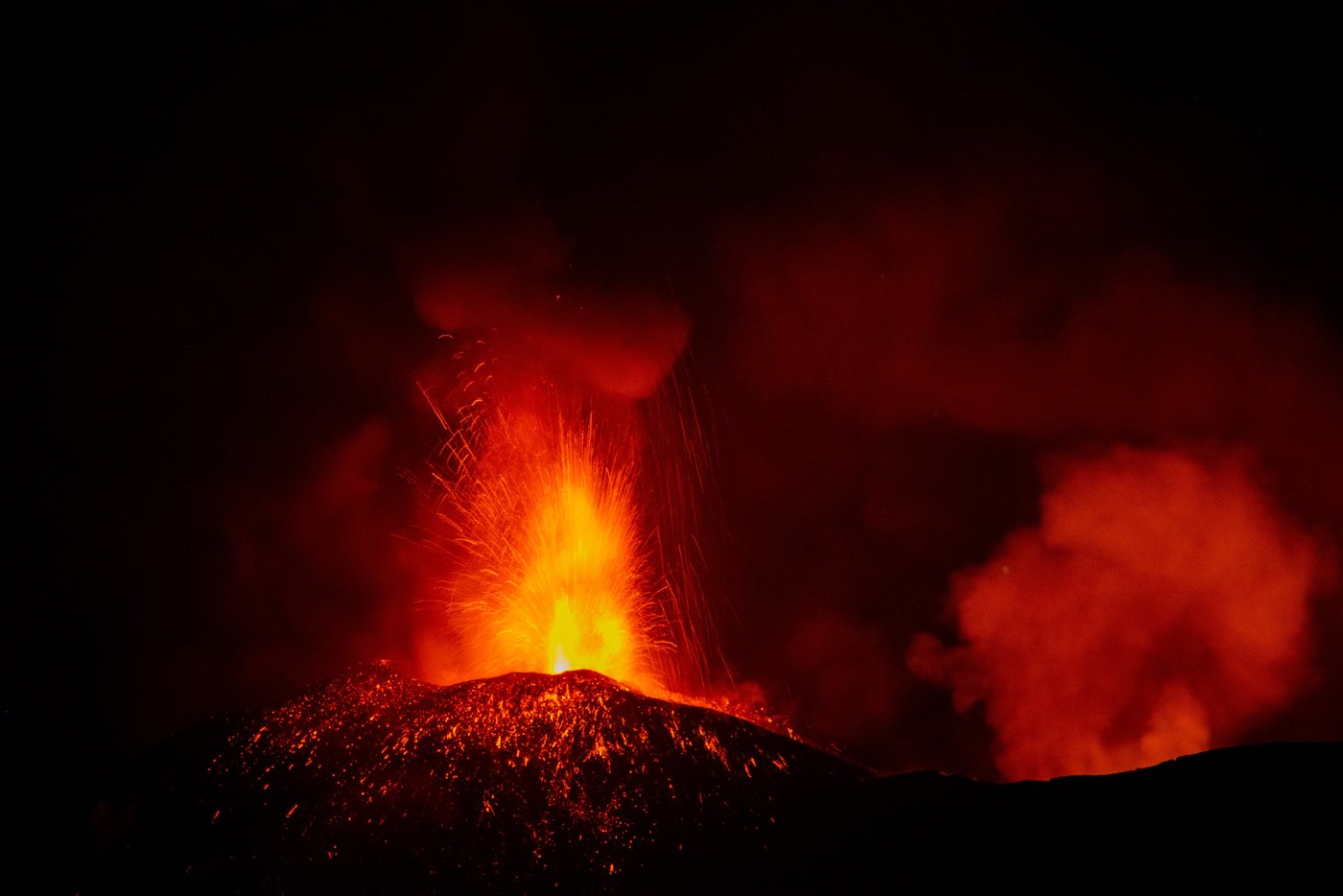 Persistent Etna ash shuts Sicily's busiest airport during peak holiday week | iNFOnews.ca Persistent Etna ash shuts Sicily's busiest airport during peak holiday week | iNFOnews.ca