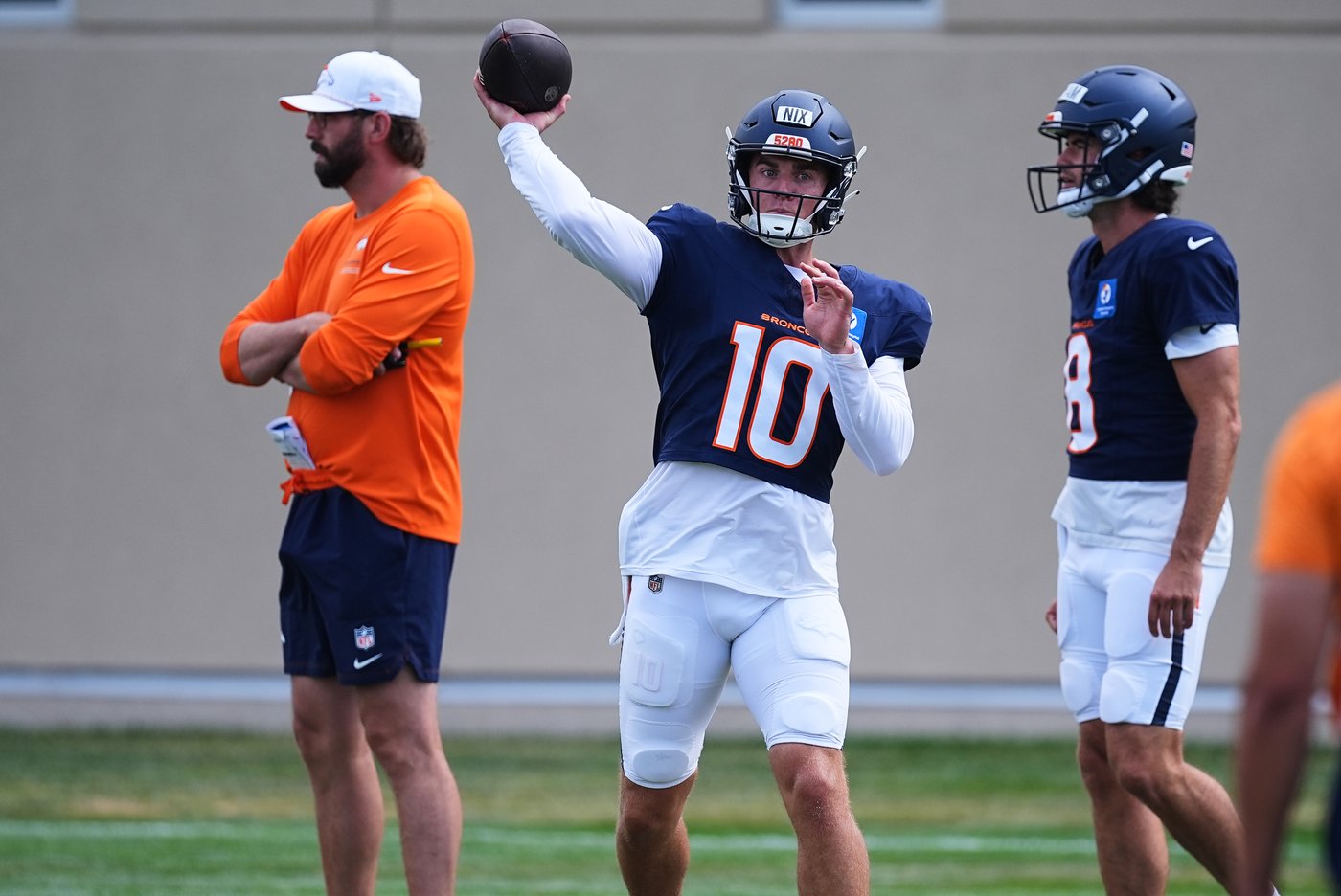 Bo Nix takes hits in a fiery Broncos practice as he nears return to game action | iNFOnews.ca Bo Nix takes hits in a fiery Broncos practice as he nears return to game action | iNFOnews.ca