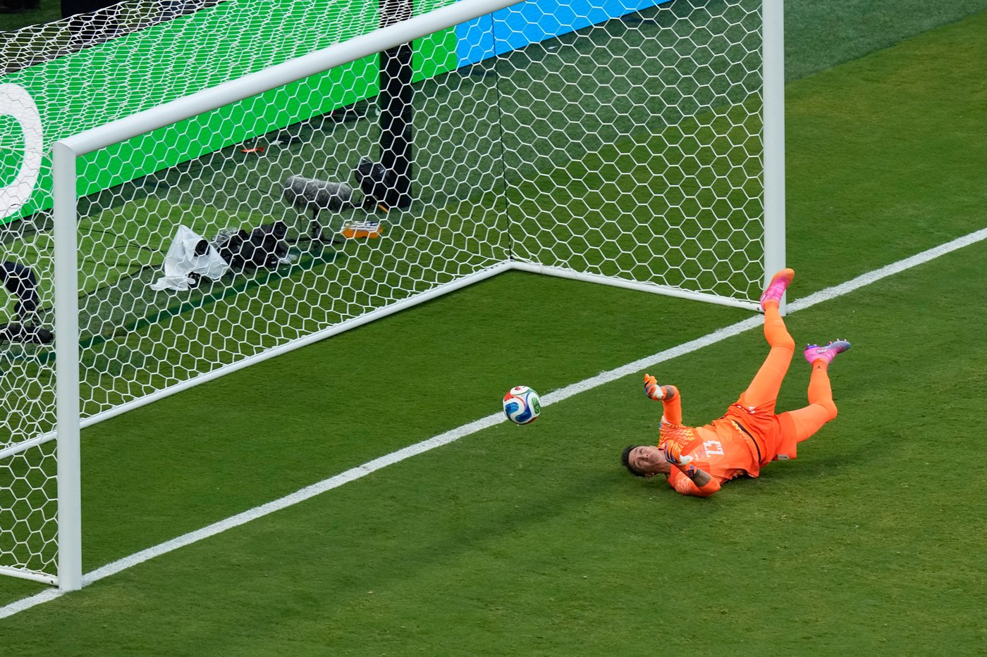 Uruguay goalkeeper Fernando Muslera is replaced at halftime at his request after mistake vs. Spain | iNFOnews.ca