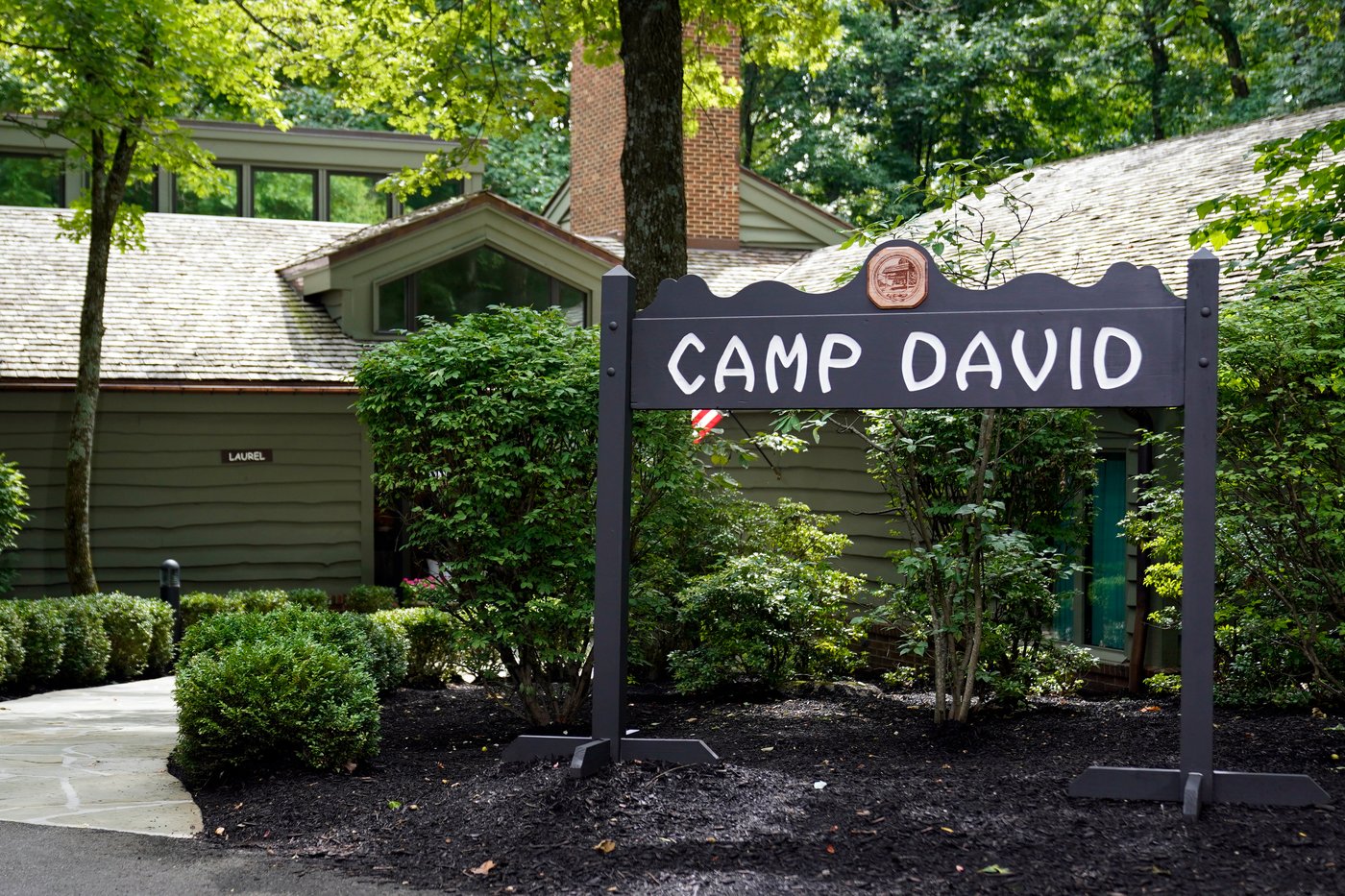 Trump hails a 'unique' Cabinet meeting at Camp David as he seizes on Spain's migration crisis | iNFOnews.ca