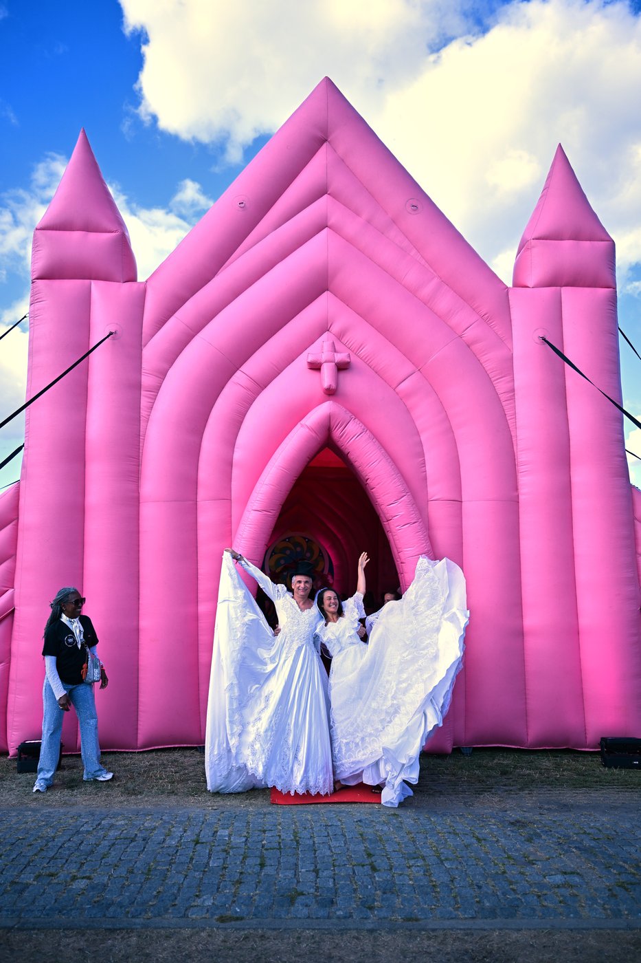 Dozens tie the metaphorical knot at Amsterdam's 'Married For A Day' Pride event | iNFOnews.ca