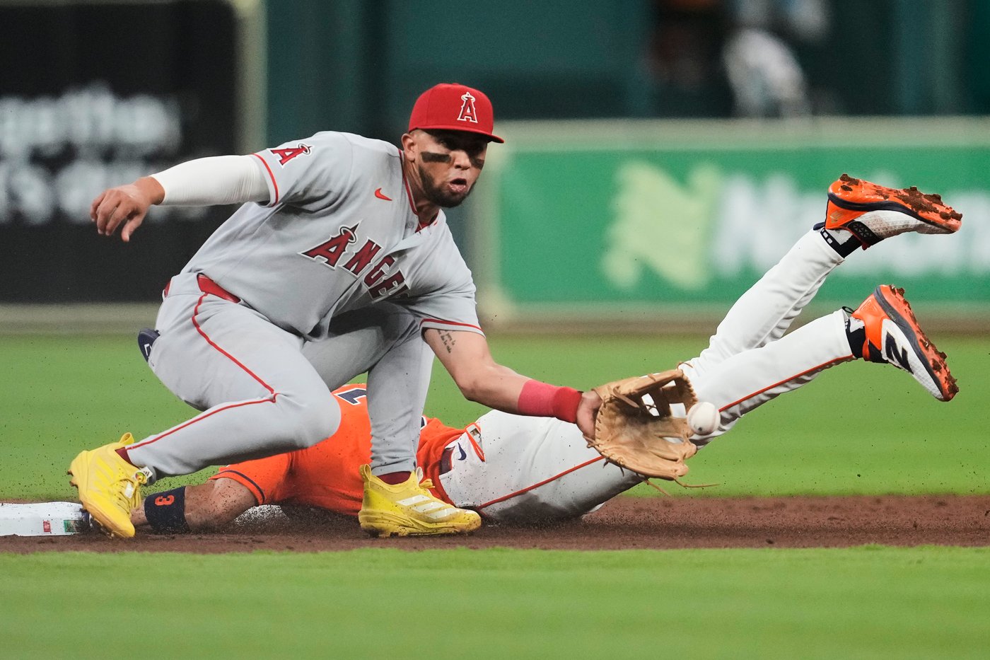 Astros shortstop Peña returns after broken finger kept him from opening day | iNFOnews.ca