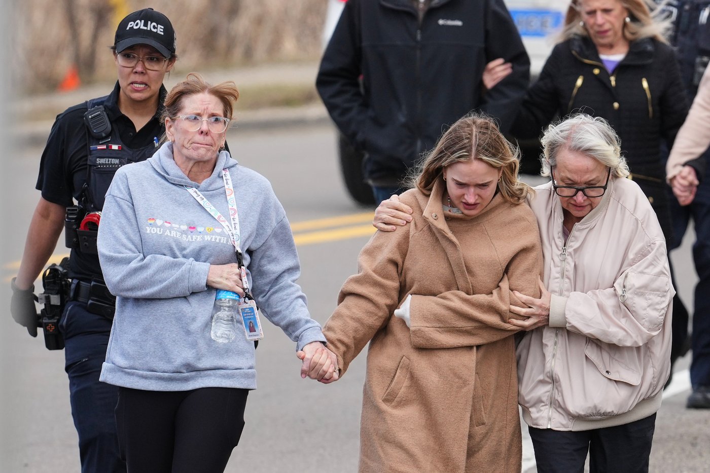 Photos show response after attack at suburban Detroit synagogue | iNFOnews.ca