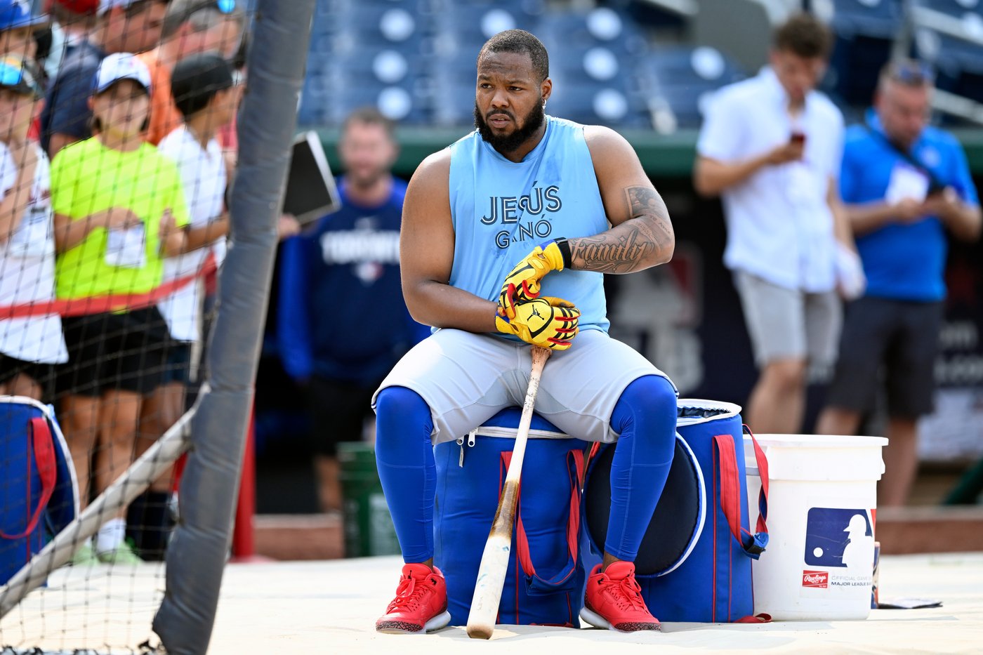 Blue Jays slugger Vladimir Guerrero Jr. leaves game with right hamstring tightness | iNFOnews.ca